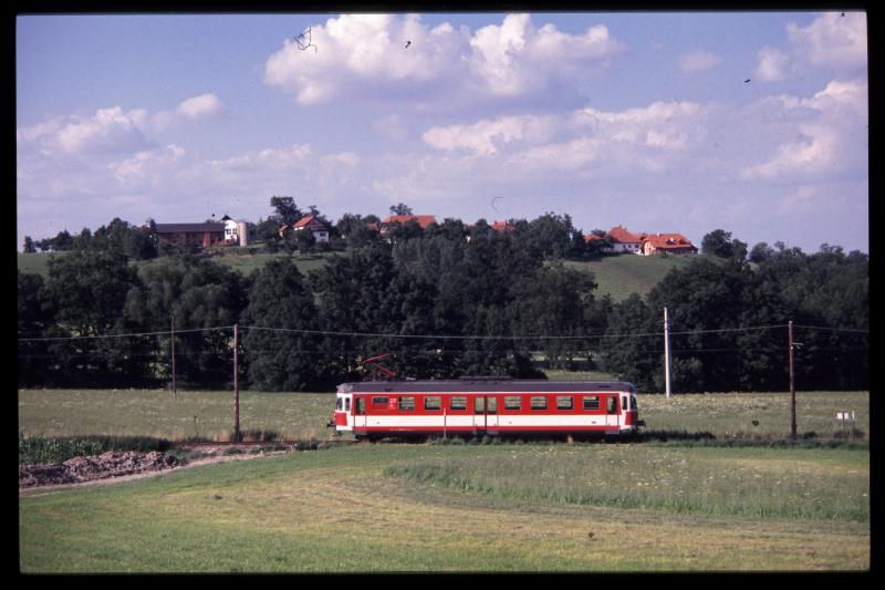 L H - Lambach Haag im Hausruck

Triebwagen auf der Strecke zwischen Lambach (Westbahn) und Haag im Hausruck, fotografiert am 19.3.1996