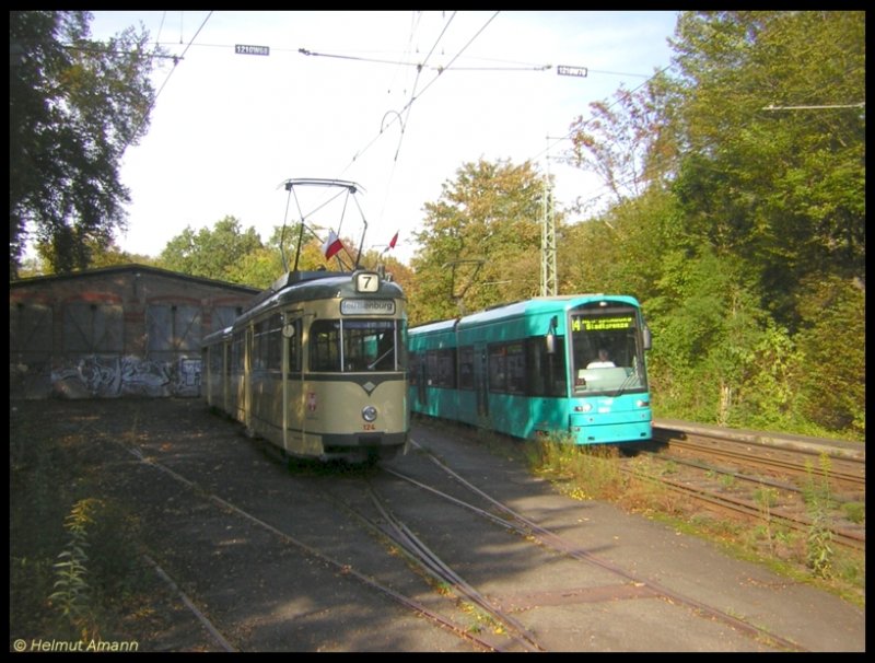 L-Triebwagen 124 (ex224) und l-Beiwagen 1242 standen als Sonderzug am 21.10.2006 vor der Wagenhalle in Neu-Isenburg, als der 9. Zug der Linie 14 mit dem S-Triebwagen 252 vorbeifuhr (Vgl. Bild Nummer 66126 an gleicher Stelle aufgenommen mit dem L-l-Zug vor der Umlackierung in den Ablieferungszustand).