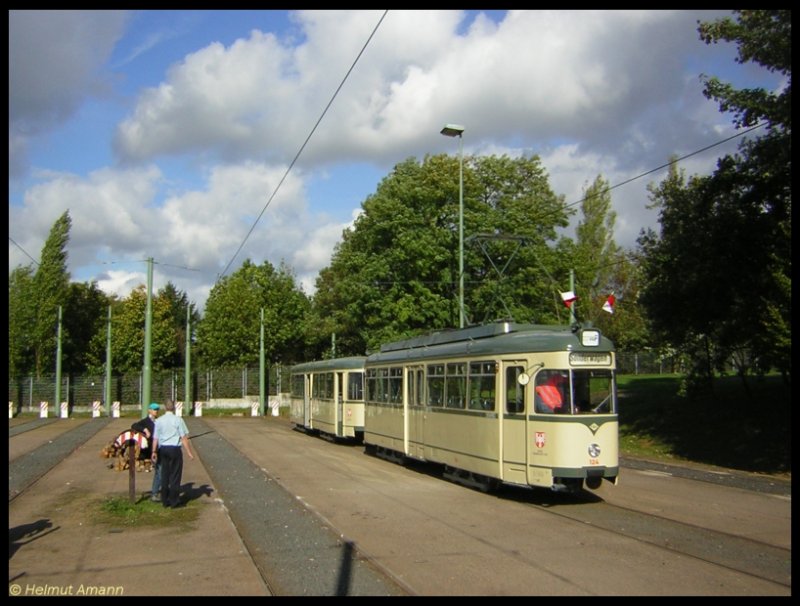 L-Triebwagen 124 (ex224) mit l-Beiwagen 1242 am 21.10.2006 im Freigelnde des ehemaligen Depots Eckenheim im besten Licht der Herbstsonne.