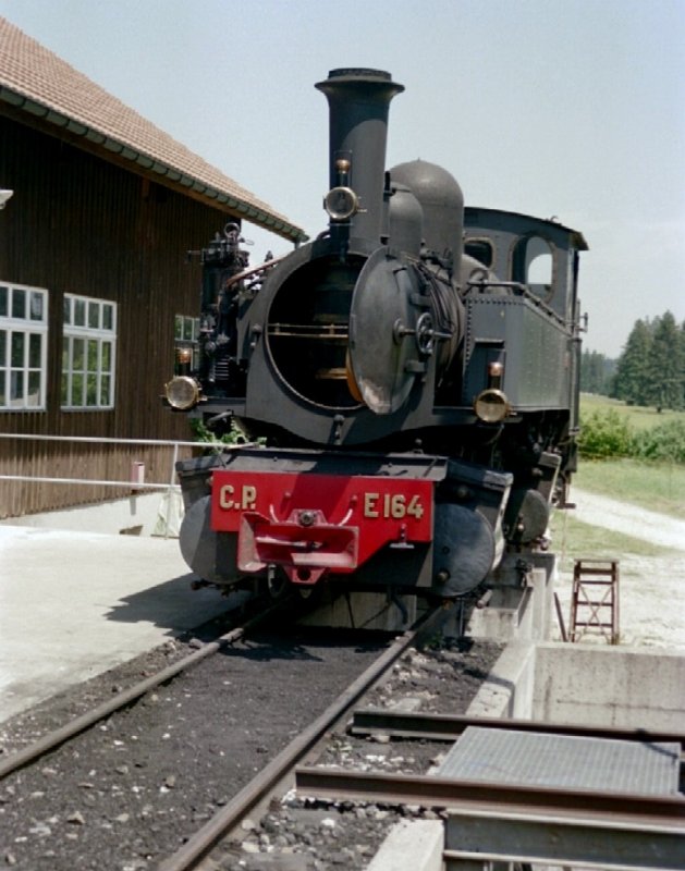 La Traction .. Dampflok G 2x 2/2 E 164 am 24.06.2006 Tag der offen Tr in Pr Petitjean - Dampflok von Henschel Sohn - 1000 mm - Baujahr 1905 - Lokgewicht 42t - LP 10,85m - Hchst Geschwindigkeit = max 40 km - Lebenslauf: ex CP E 164 - 1978a - 1998 ab 1999 - La Traction