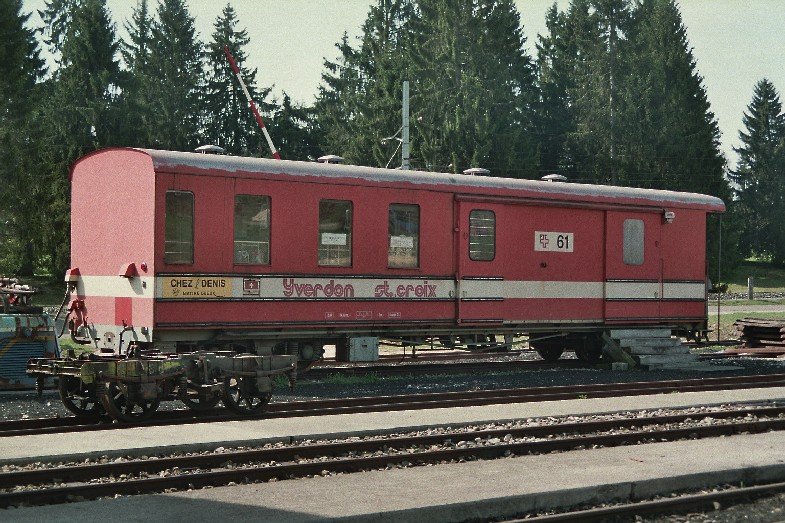 La Tration -  Alter Postwagen Z 61 der YsteC auf dem Gelnde der Gruppe La Traction vor dem Depot in Pr Petitjean am 02.05.2006  