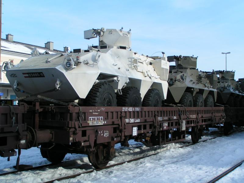 Laads 2181 433 6006-1 mit  Albino  Radpanzer Pandur_2006-01-28 (Bhf. RIED)