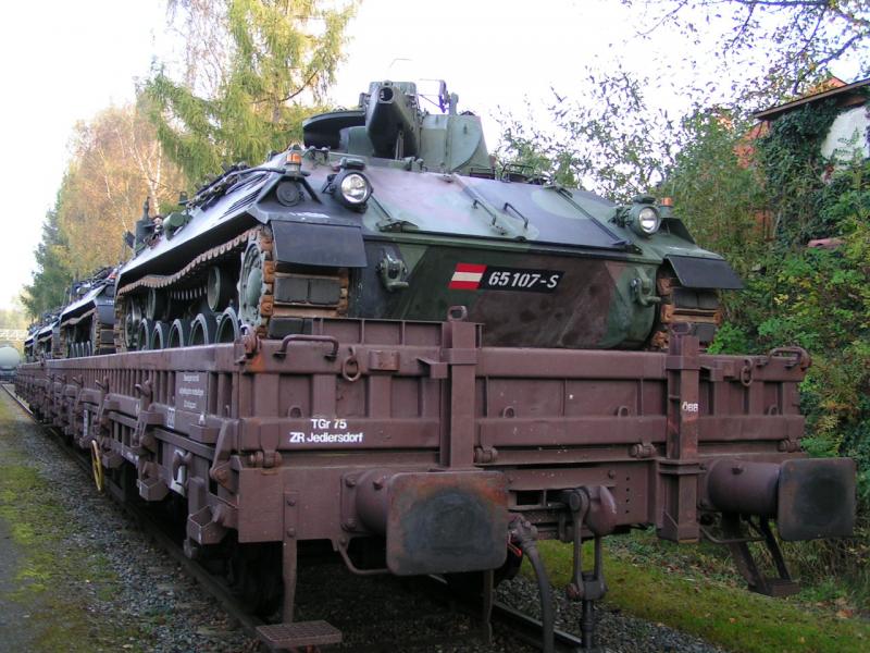 Laads (bb) mit  SAURER-Schtzenpanzer  Bhf. RIED i.I. 2005-10-19
