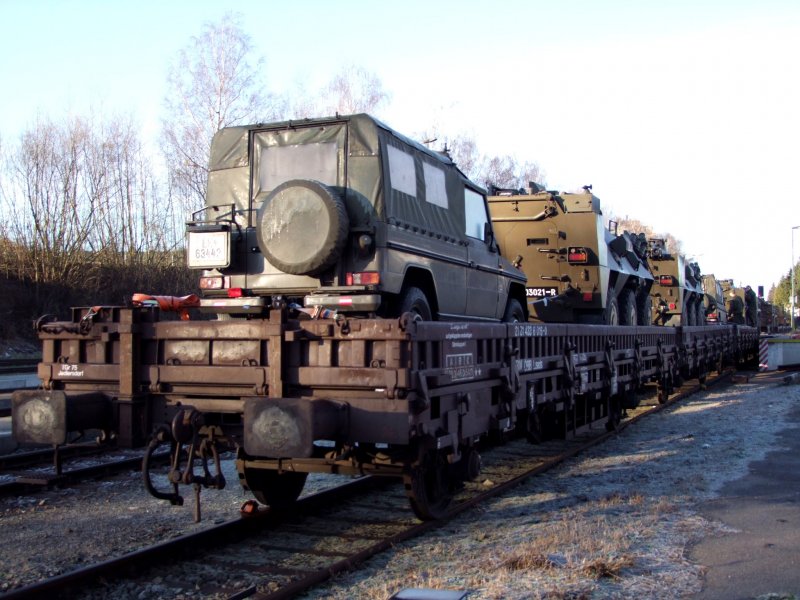 Laads(21814336016_0) mit PUCH-Gelndewagen u.Pandur-Radpanzer steht zur Entladung in Ried i.I. bereit;081204