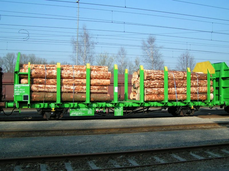 Laaps_2388(B-VTG-F)4309057-8 mit Rundholzstmmen, bei der Durchfahrt  Bhf. Timelkam(O) 070314