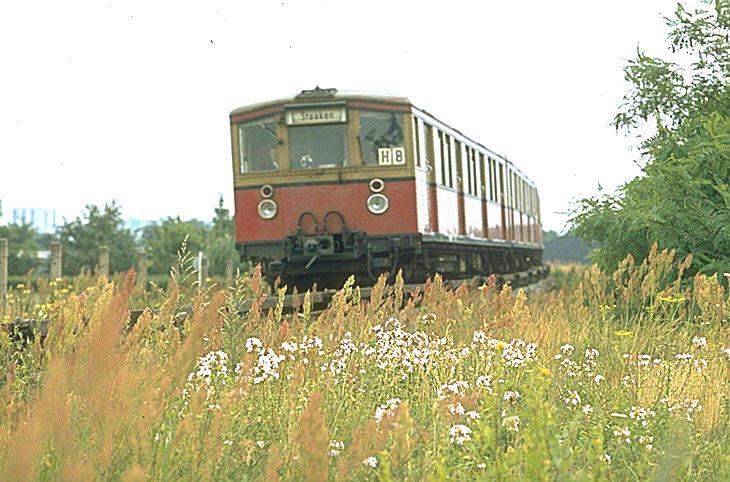 Lngst Vergangenheit,ein S-Bahnzug der BR 275 Zuggruppe H8  auf der grnen Wiese  zwischen Spandau-West und Staaken (Archiv.P.Walter)