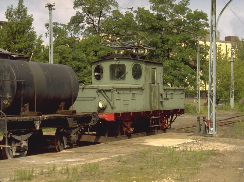 L�ngst Vergangenheit!Siemens&Halske Werkslok Nr.2 mit einem Kesselwagen auf der Siemens G�terbahn n�he Rohrdamm(Archiv P.Walter)