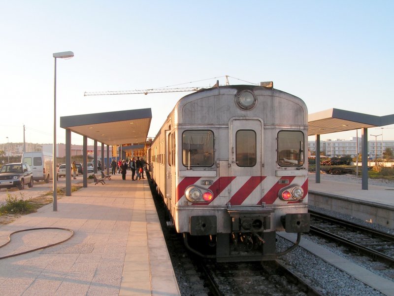 LAGOS (Distrikt Faro/Concelho Lagos), 31.01.2005, ein Triebzug BR 0600 im Endbahnhof Lagos; dieser Zug fährt in Kürze zurück nach Faro