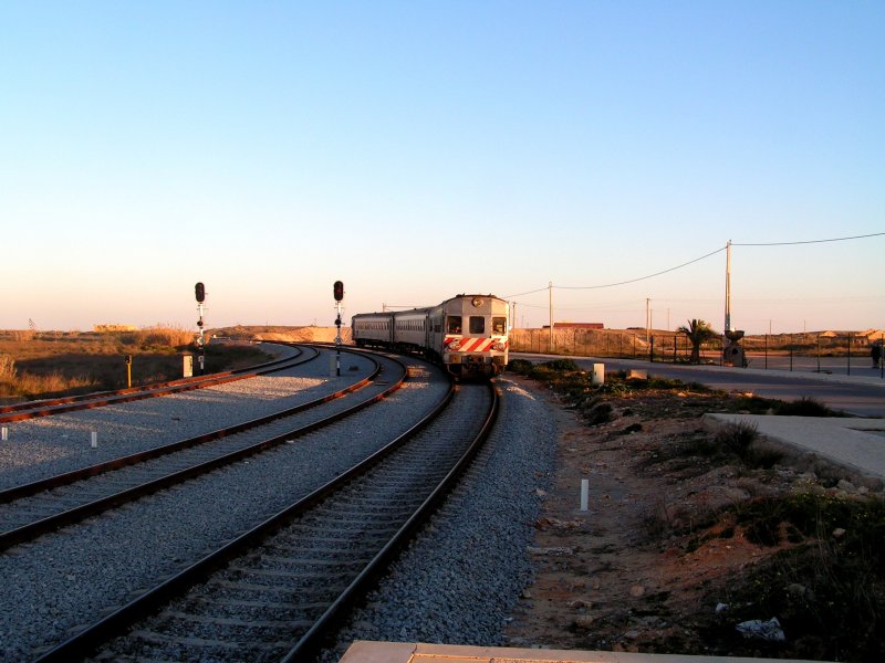 LAGOS (Distrikt Faro/Concelho Lagos), 31.01.2005, ein Triebzug BR 0600 erreicht den Endbahnhof Lagos und fährt kurze Zeit später zurück nach Faro