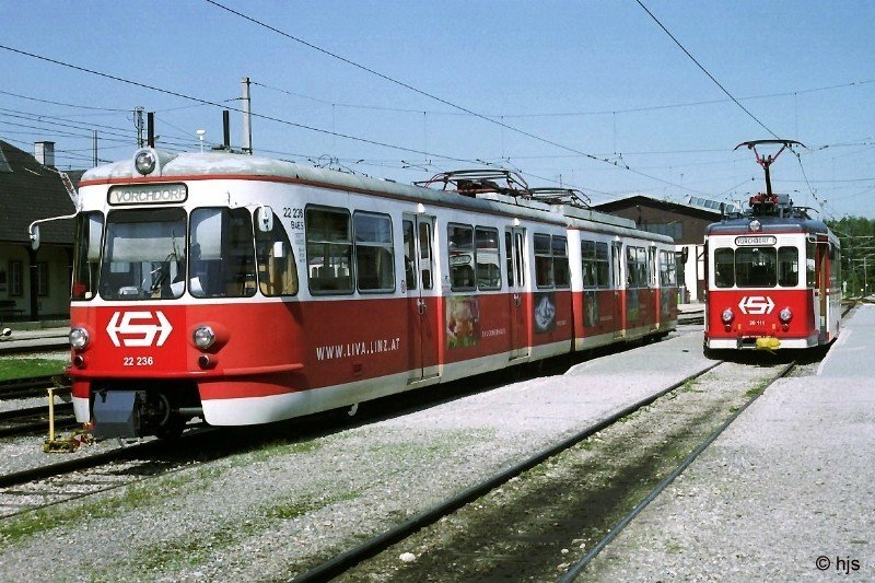 Lambach - Vorchdorf. Der  Klner  Zug 22 236/22 136 und der  Extertaler  20 111 im Bahnhof Vorchdorf-Eggenberg (11. September 2006)