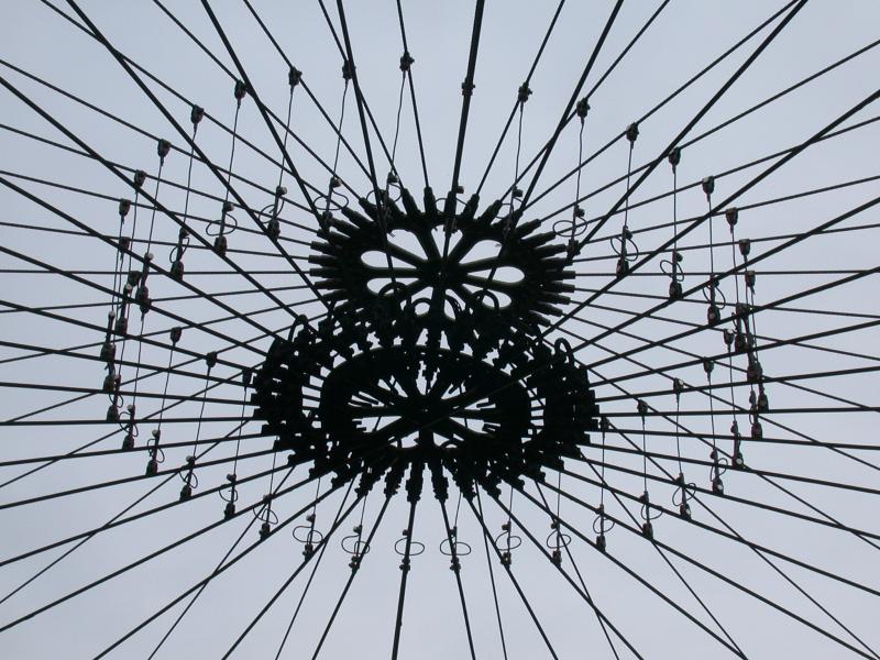 Landquart (17.04.2004) Dieses interessante Fahrleitungsgebilde hngt ber der RhB Drehscheibe vor dem Lokdepot.