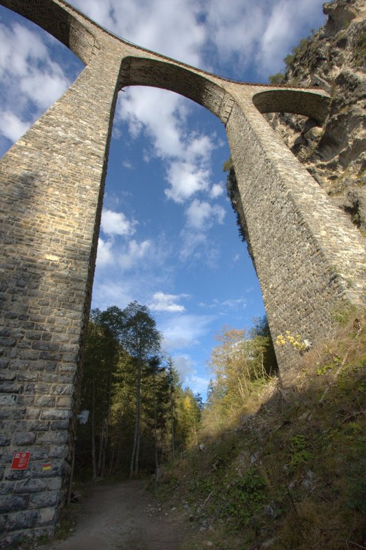 LANDWASSER-VIADUKT bei Filisur: Beachtliche Hhe von 65m und einen Bogendurchmesser von 20m. (8.10.2008)