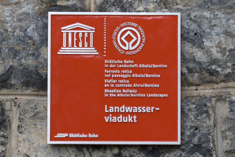 LANDWASSER-VIADUKT bei Filisur: Unesco-Tafel am 2. Pfeiler von rechts. (8.10.2008)