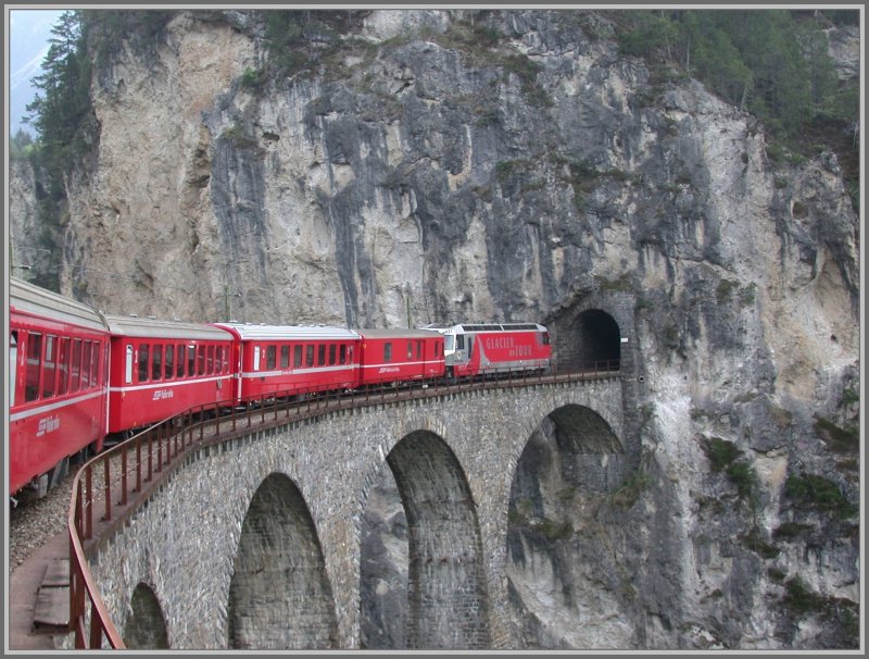 Landwasserviadukt aus der Zugfahrerperspektive. Da muss man einfach ein Foto machen. Kurz darauf verschwindet Ge 4/4 III 651  Fideris  im Tunnel und erreicht kurz danach Filisur. (08.05.2007)