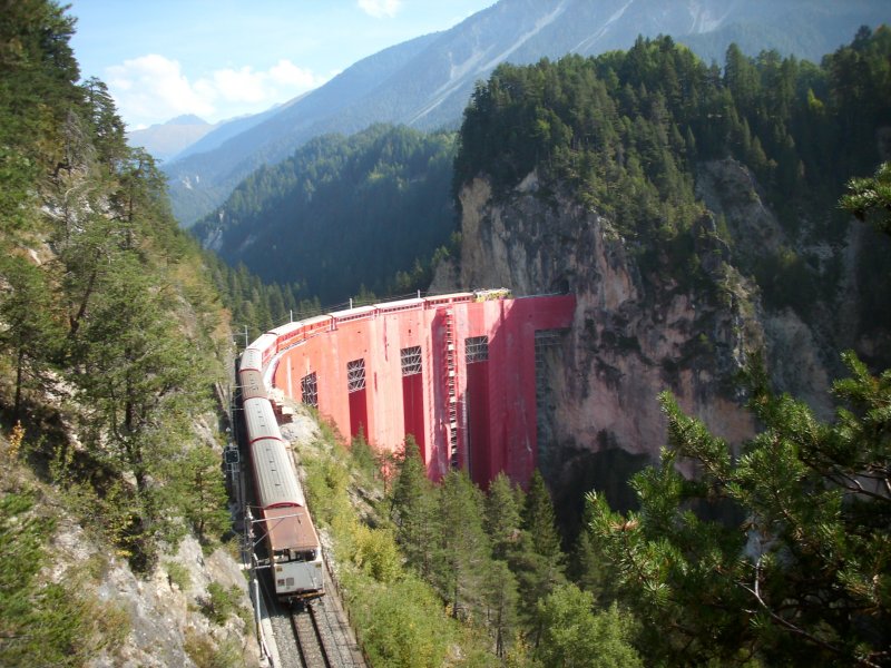 Landwasserviadukt, Zug richtung St.Moritz gezogen von eine mit Eigenwerbung versehne Ge 4/4II am 24.09.2009