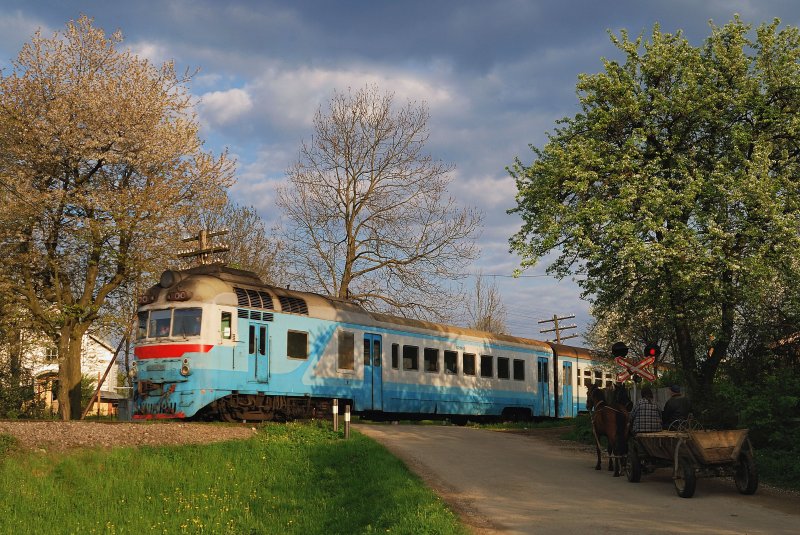 Lange hat es gedauert, bis sich ein Fuhrwerk ins Bild geschlichen hat - leider nur im Schatten.
D1 - 745 mit dem 6444 in Deljatin (05.05.2008)