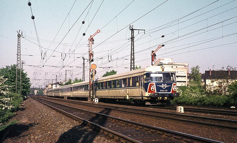 Lange Jahre gehrte der Langlauf des  Johann Strau  (Ffm-Wien) zu den Alltglichkeiten fr uns Frankfurter Eisenbahnfreunde hier kurz nach dem Bhf.Ffm.Sd.