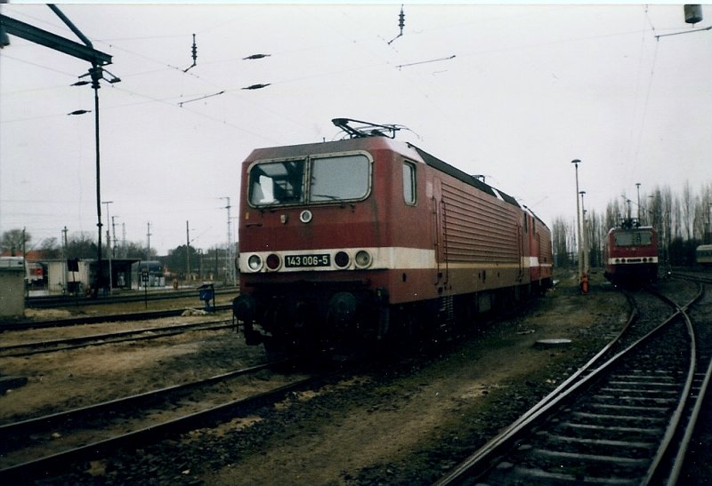 Lange Jahre war die 143 006 die dienstlteste 143 im Bh Rostock.
Mittlerweile hat der Bh die Lok nicht mehr in seinen Bestand.Im Mrz 1999 traf ich die Lok in ihren damaligen Bh Rostock.