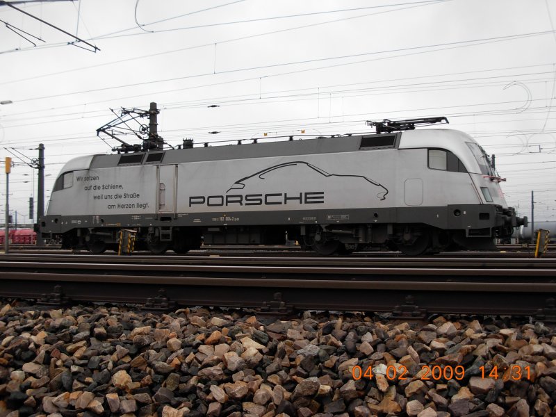 Lange mute ich warten, bis ich dieses Fahrzeug zu Gesicht bekam! Am Nachmittag des 4.2.2009 hatte ich endlich die Porsche-Lok 182 004-2 der Deutschen Bahn auf dem Zentralverschiebebahnhof Wien-Kledering in idealer Position vor dem Objektiv.