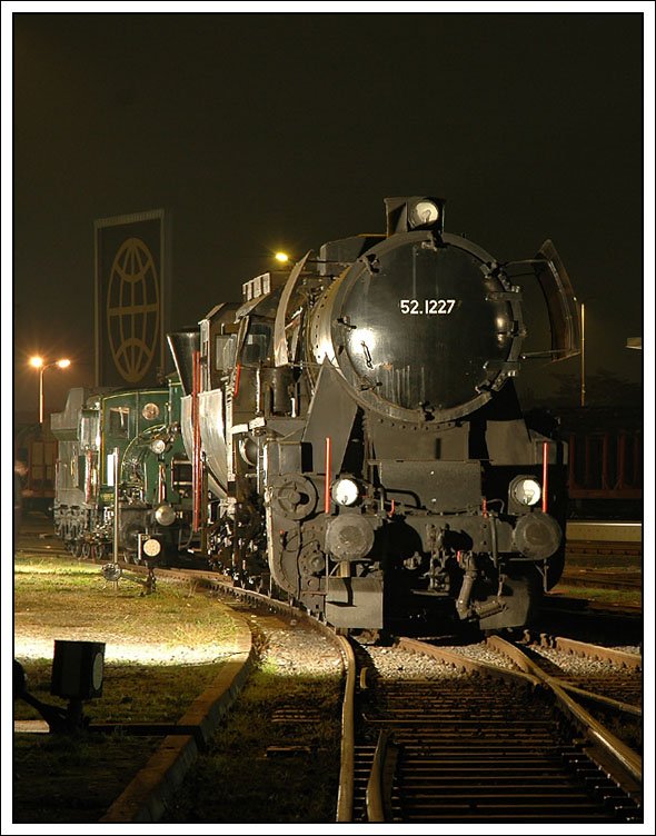 Lange Nacht der Museen in �sterreich am 6.10.2007: Zu diesem Zweck wurde 671 der GKB und 52.1227 der Fa. Brenner&Brenner vor dem Graz-K�flacher Bahnhof aufgestellt.