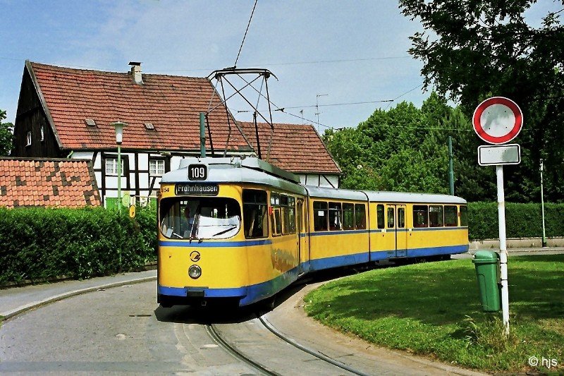 Lange Zeit bot die Schleife  Breilsort  in Frohnhausen ein ansprechendes Fotomotiv. Inzwischen musste das Fachwerkhaus einem Neubau weichen, und dann hat die EVAG auch noch die Fahrleitungsmasten an die Innenkurve versetzt, womit das Motiv endg�ltig  gestorben  ist. Hier ein Bild aus besseren Tagen: Tw 1854 am 11. Juni 1997.