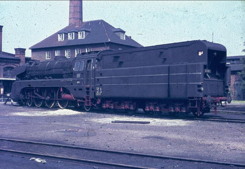 Lange Zeit stand 10 001 abgestellt im BW Kassel ich konnte sie hier 1966 bequem ablichten mit wohlwollender Genehmigung des Betriebsleiters