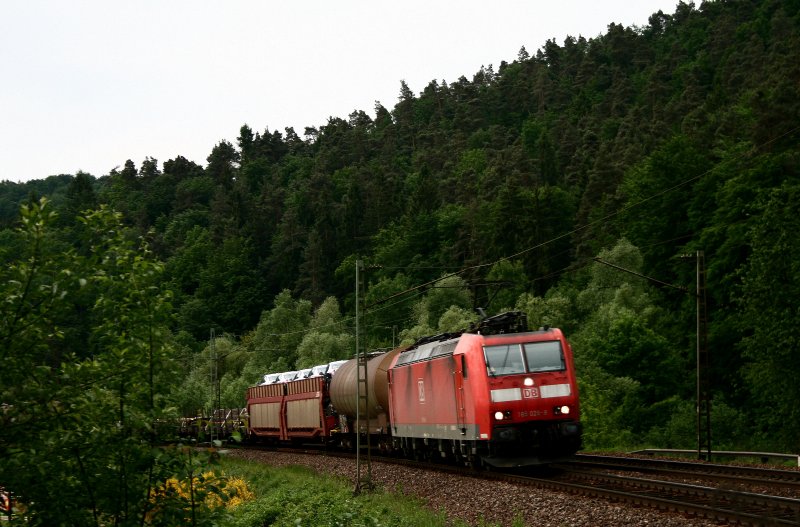 Langes Rumpeln kndigte am 24.05.08 185 028 an, die mit einem gemischten Gterzug in Richtung Kaiserslautern unterwegs ist. Die Aufnahme entstand zwischen Weidenthal und Frankenstein.