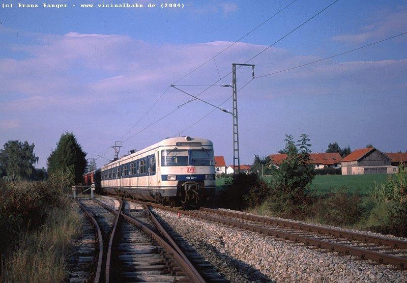 Langs ist's schon fast her, als es noch blaue 420er bei der Mnchner S-Bahn gab:
420 008 passiert am 14. September 2002 die Anst des E-Werks zwischen Ottenhofen und Markt Schwaben.
