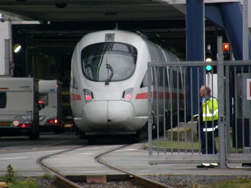 Langsam schlie�en sich die Sicherheitstore hinter dem ICE-TD (VT 605), der am 10.08.2008 im Bauch einer Scandlines F�hre, zur �berfahrt nach D�nemark von Puttgarden, verschwindet.