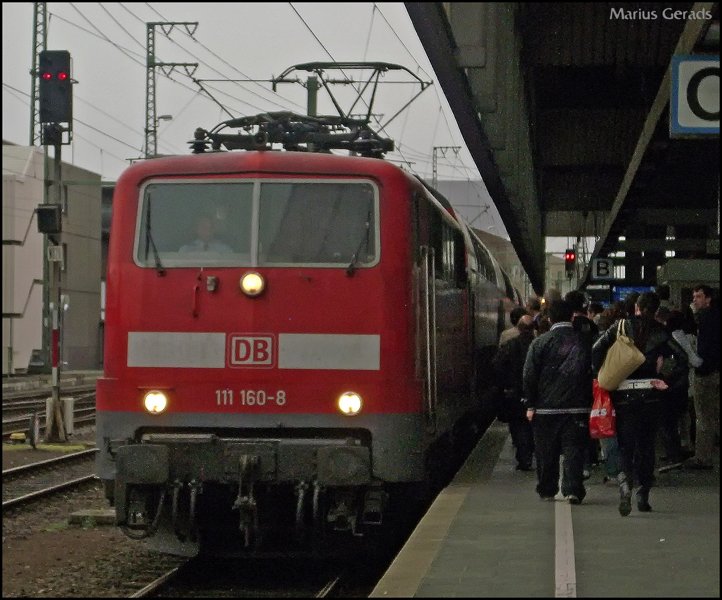 Langsam will meine Kamera ihn nichtmehr sehen, mein Stndiger verfolger Tf mit 111 160 und dem  Wupper-Express  RE10426 nach Aachen Hbf bei der Einfahrt Dsseldorf, leider kein so gutes Bild =( 16.4.2009
