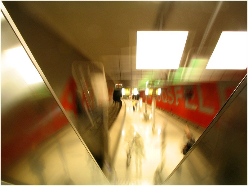 Langzeitbelichtung auf der Rolltreppe - 

Fotoexperiment im Münchener U-Bahnhof Moosfeld an der U2-Ost. 

03.04.2007 (J)