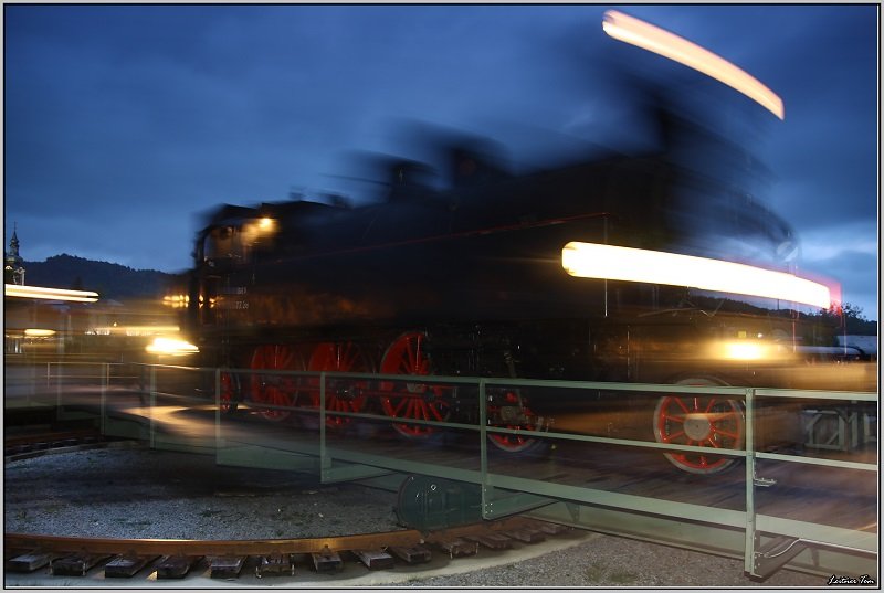 Langzeitbelichtung der Dampflok 77.28 auf der Drehscheibe in Ampflwang.
4.10.2009