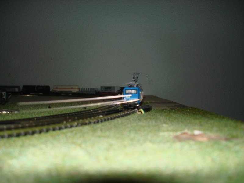 Langzeitbelichtung meiner Traxx-Doppeltrakion auf meiner alten N-Anlage 12.05.2007