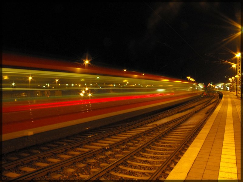 Langzeitbelichtungsaufnahme im Bahnhof Saalfeld/Saale mit einem einfahrenden 642er aus Gera.