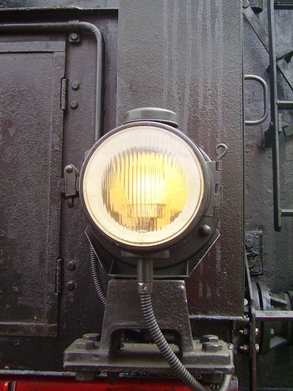 Laterne von 012 100-4 am Tender. 