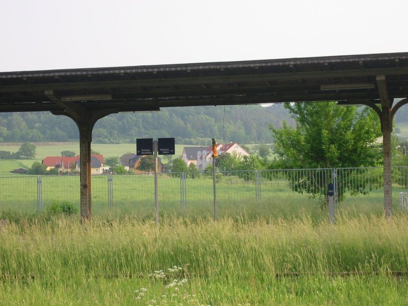 Laucha/Unstrut: Links gehts in Richtung Naumburg mit ICE-Anschluss, rechts nach Nebra.