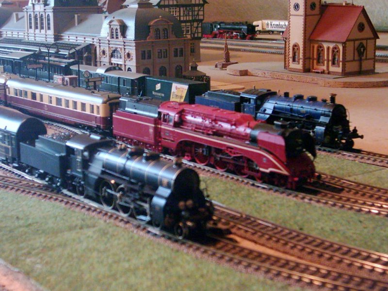  Laufsteg der Dampfschnheiten ,so knnte man dieses Bild nennen!Auf Glei5(Bildvordergrund) sehen wir die: S3/6  von  Roco .Die Lok ist sehr filigran gefertigt und ist daher nicht gerade ein Schnppchen,aber unglaublich schn anzusehen!Auf Glei3(Bildmitte)sehen wir ein Highlight,nmlich die: BR18.201 ebenfalls von  Roco ,auch sie strotzt vor Details!Diese Lok hat einen besonderen Hintergrund,aber dazu spter mehr!Auf Glei1(Bildhintergrund)sehen wir eine inzwischen alte bekannte.Es ist die: Knig Ludwig S3/6  von  Trix .Da wei man was man hat!