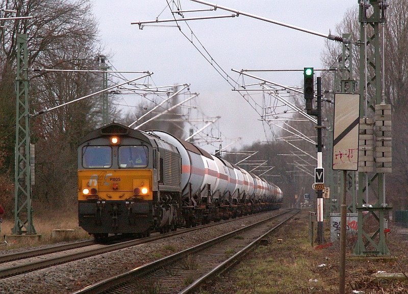 Laut rumpelnd fhrt diese Class 66 mit Kesselwagen in Richtung Kaldenkirchen. Das Foto stammt vom 21.01.2008