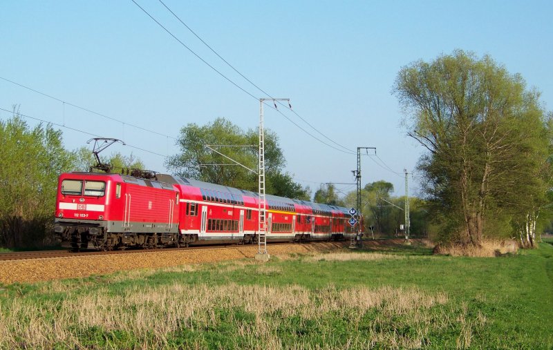 Laut Zugzielanzeiger �bernimmt die RB43 heute den Job des RE2. Hier zu sehen bei der Beschleunigung aus der Stadt L�bebnau/Spreewald in Richtung Cottbus. 23.04.2009