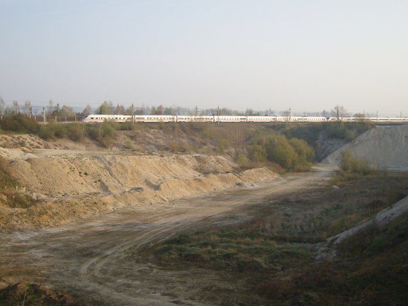 Lautlos zieht das ICE-T - Duo an den Welser Kieswerken vorbei, die 1938 von der Firma Treul gegrndet wurden. Frhs fahren die beiden Halbzge gemeinsam von Wien nach Salzburg, dann trennen sie sich. [09.04.07, 08:04]