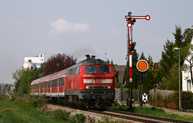 Lautstark beschleunigt die Kemptener 218 469 den RE 32715 von Ulm nach Kempten (Allgu) aus dem Bahnhof von Illertissen in Richtung Memmingen.