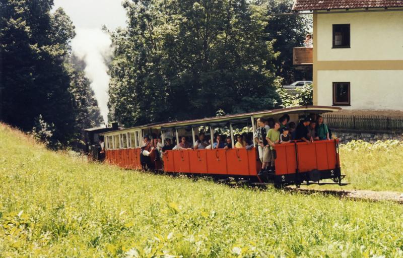Lautstark schiebt eine Lok der Achenseebahn ihre gut besetzten Wagen den Berg hoch, hier kurz vor der Haltestelle Eben. Dort wird umgespannt, da der weitere Streckenverlauf fast eben ist und ohne Zahnstange.