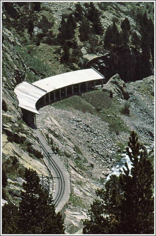 Lawinen- und Steinschlaggalerie unterhalb von Nuria. (Archiv 07/84)