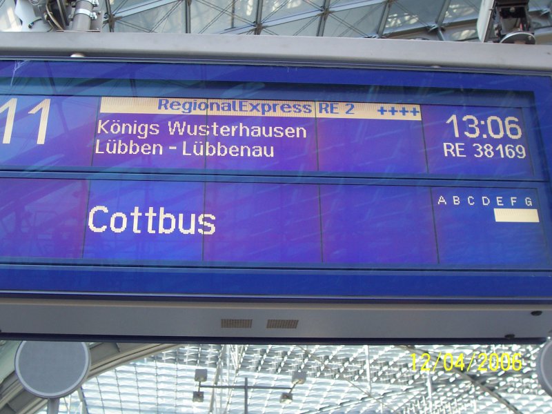 LCD Anzeige im Berliner Hbf. Sie zeigt den RE2 nach Cottbus ber Lbbenau/Spreewald an.