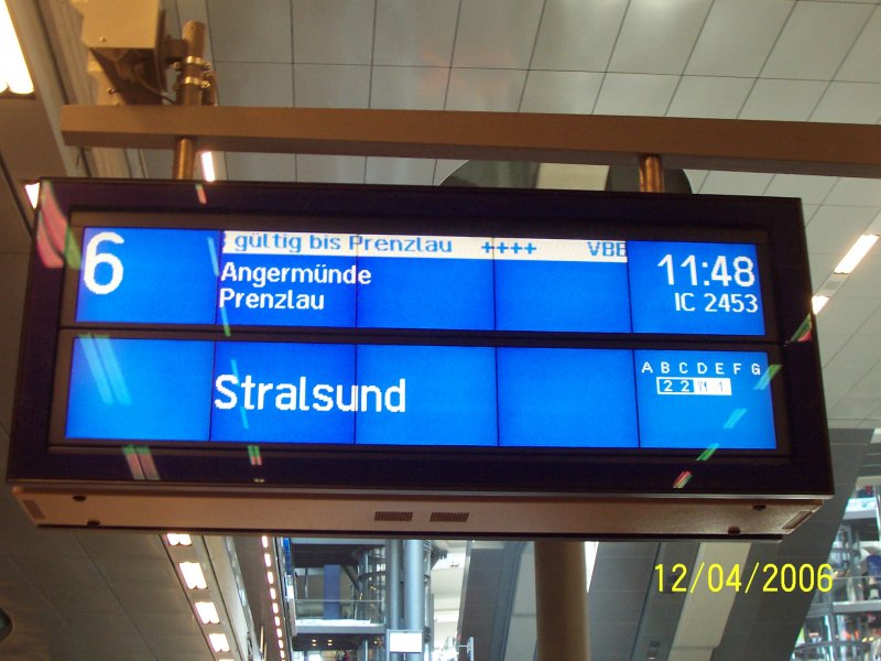LCD Anzeige im Berliner Hbf. Sie zeigt den IC 2453 nach Stralsund ber Prenzlau an.