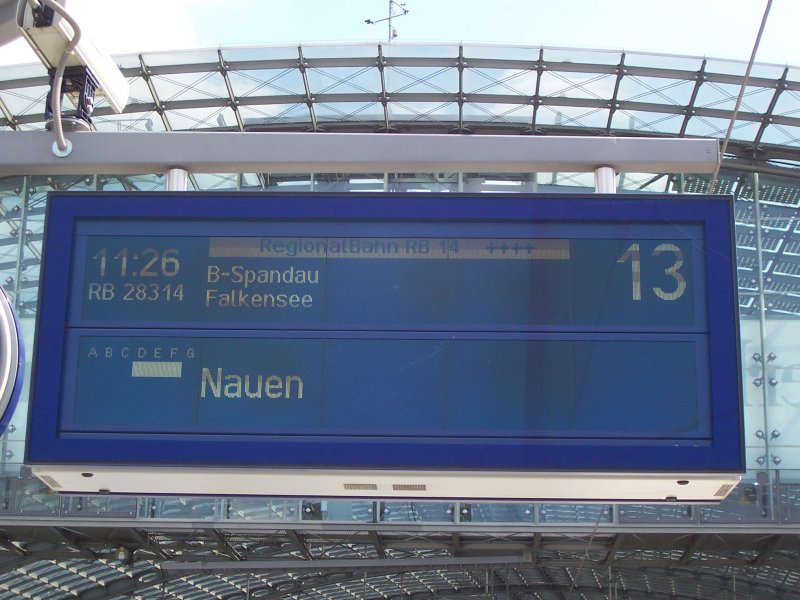 LCD Anzeige im Berliner Hbf. Sie zeigt die RB 14 nach Nauen ber Berlin Spandau an.