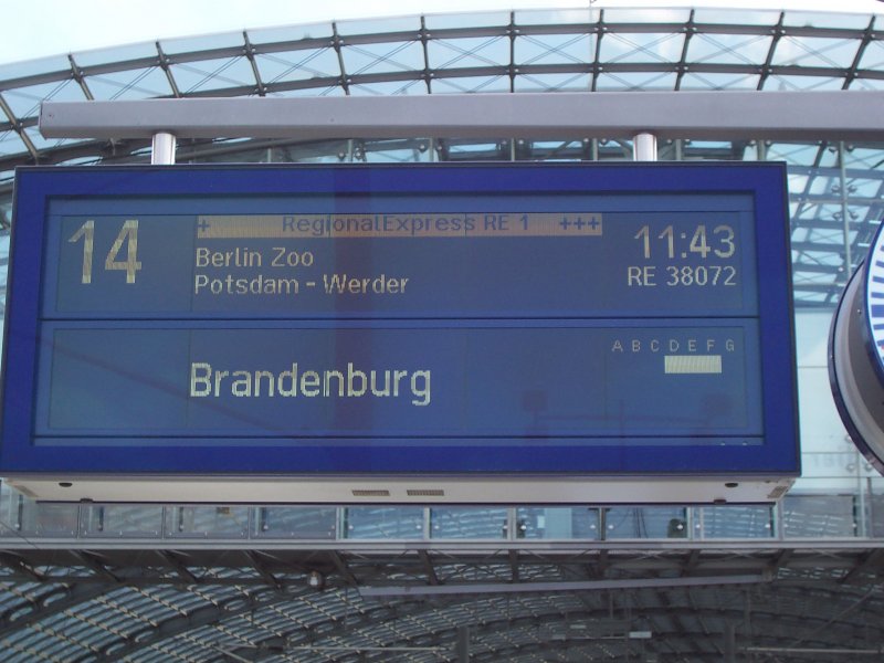 LCD Anzeige im Berliner Hbf. Sie zeigt den RE1 nach Brandenburg Hbf ber Potsdam an. 