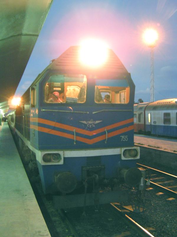 LDE 2800-755 mit dem Schnellzug No.73 kurz vor der Abfahrt nach Aleppo (Damaskus am 10.03.2006)