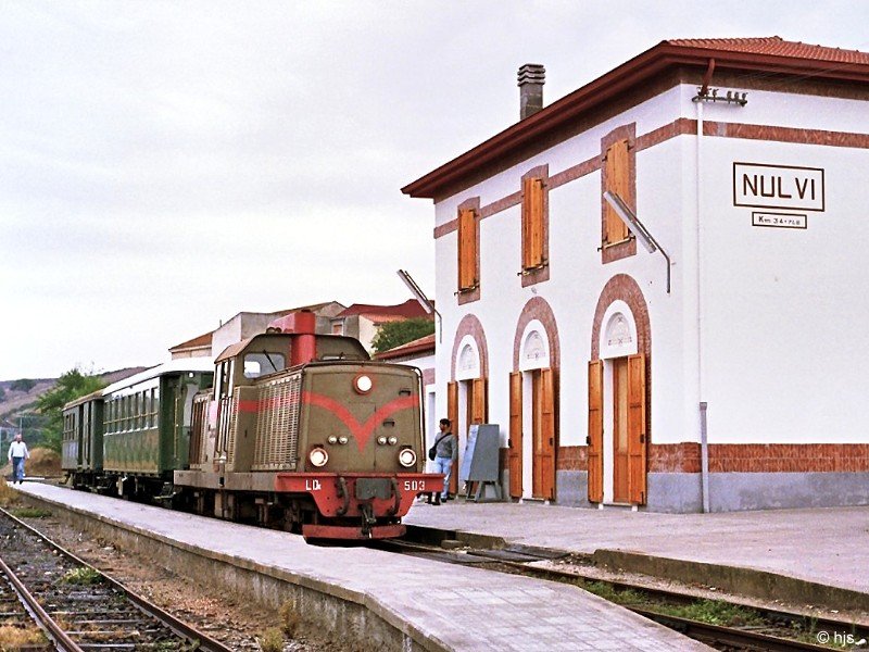 LDe 503 mit Sonderzug in Nulvi (11. September 1989). Das Schild unter dem Stationsnamen zeigt an:  Km 34,708  (ab Sssari). 
