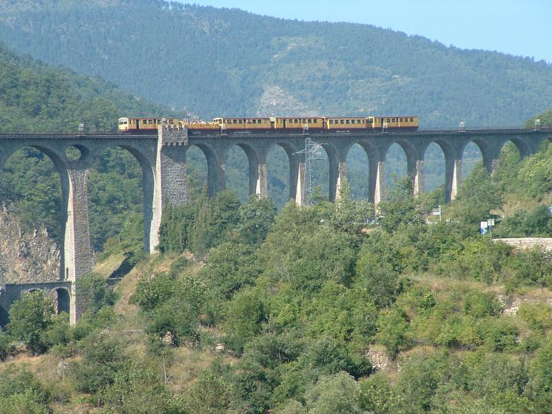Le Petit Train Jaune, Villefranche-Vernet ab 09.05, auf Bergfahrt, wurde am 27. Juli 2005 um 09.28 auf dem Viaduc Sjourn abgelichtet (km 18).